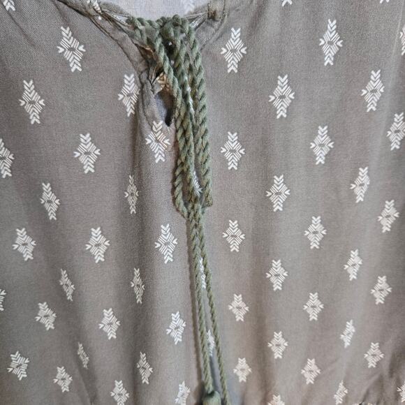 Mudd Women's Boho Top. Size Medium. Green And Cream Color. - Picture 7 of 10